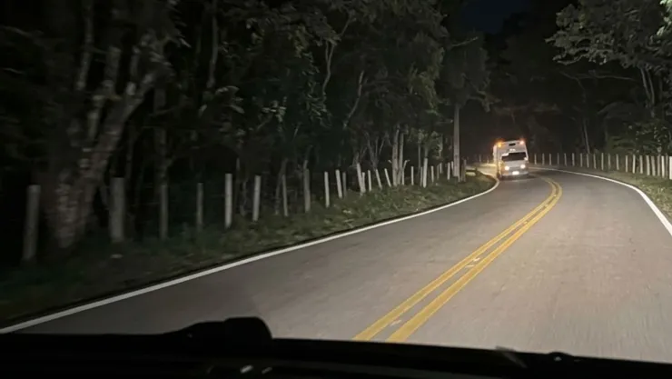 VIDEO: Captan extraña silueta en carretera tras accidente; así causó terror