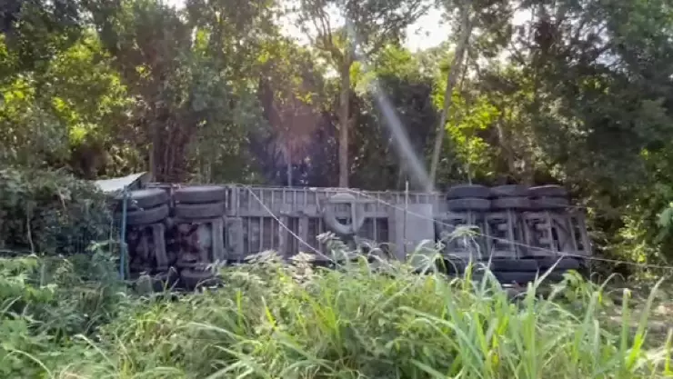 ¡Precaución! Reportan volcadura de tráiler en la carretera de Playa del Carmen.jpg