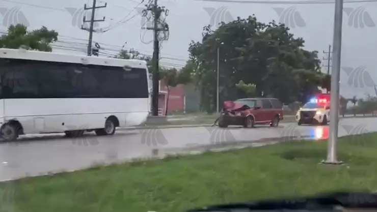Accidente vehicular en Av. Colosio de Cancún; HOY 25 de septiembre (1).jpg
