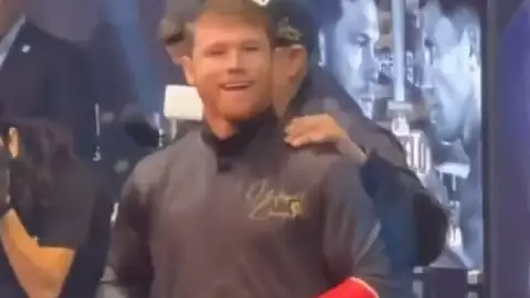 Video Aficionado pide a Canelo Álvarez que embarace a su pareja.jpg