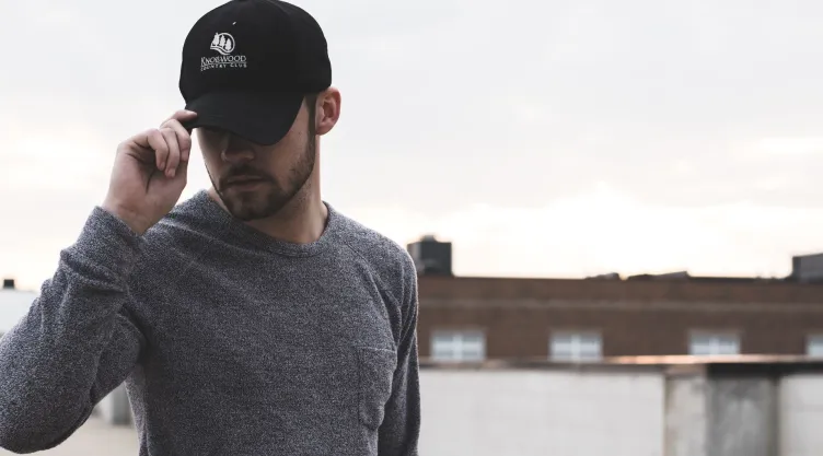 El significado de usar gorra todos los días, según la psicología