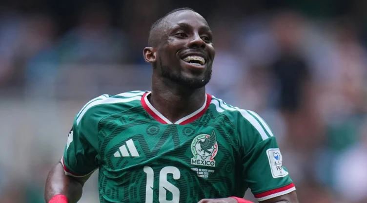 Julián Quiñones delantero de la selección mexicana