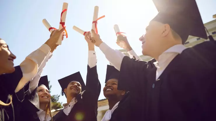 Un grupo de alumnos reci&eacute;n graduados celebran su triunfo