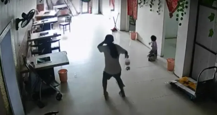 nina-heroina-salva-hermanita-de-atropellada-por-scooter-en-china-video-scooter-dentro