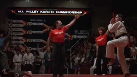 Pat E. Johnson como referí en Karate Kid