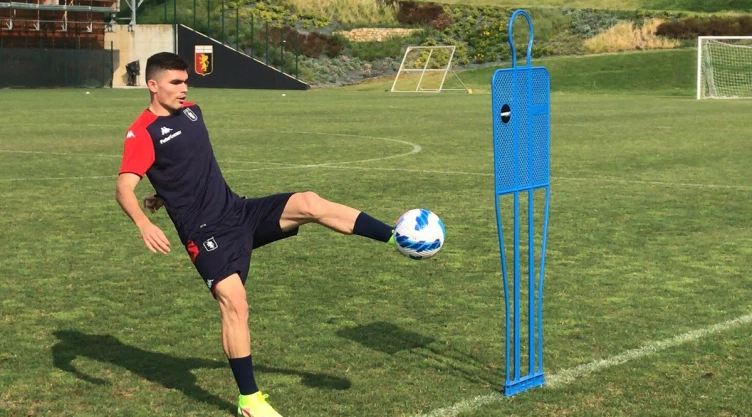 Johan Vásquez en el entrenamiento con Génova