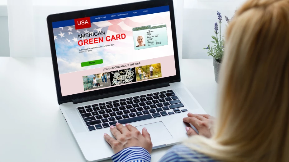 Mujer realiza el trámite de solicitud de la Green Card en su computadora