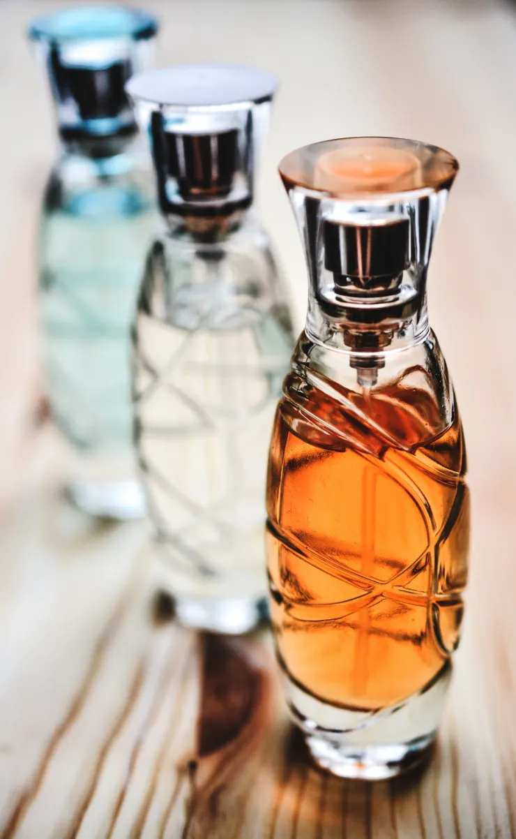 4 perfumes para mujeres con carácter para usar durante el otoño