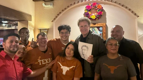 El actor Will Ferrel junto al personal de Matt’s El Rancho.