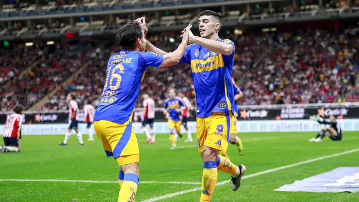 Brunetta y Lainez celebrando un gol en el Estadio Akron durante el partido Chivas vs Tigres del Clausura 2025