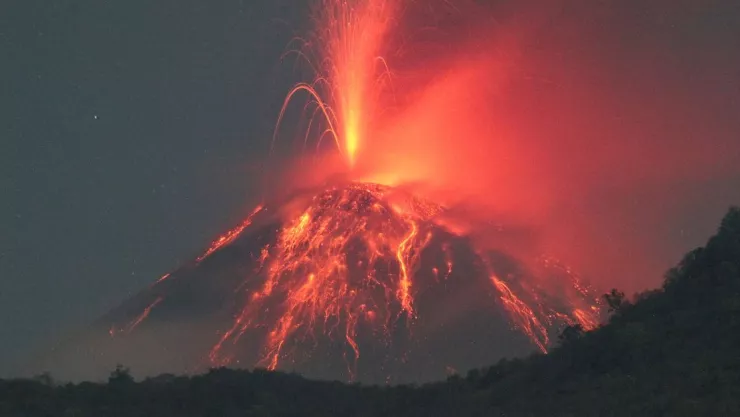 erupción-volcán-indonesia-evacuaciones-y-cancelación-portada