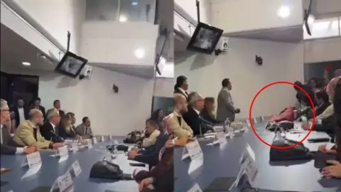 VIDEO: ¡Asco! Exempleado arroja cabeza de cerdo en reunión de la UNAM