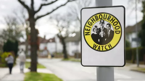 Un letrero de seguridad de un barrio.