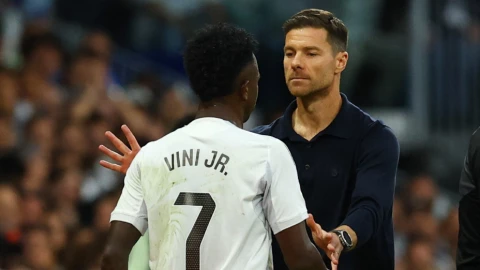 Vinícius y Xabi Alonso