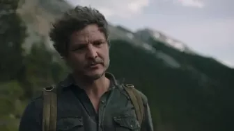 La representación de Joel en la serie se centra más en su relación con su hermano Tommy y su responsabilidad como protector de Ellie, mientras que en el videojuego su enfoque está más centrado en la misión y la supervivencia.