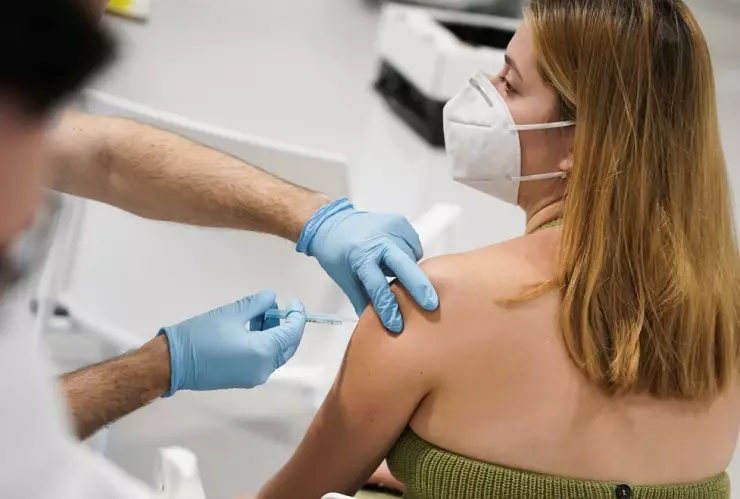 vacuna-moderna-europa-adolescentes