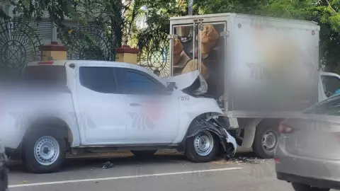 Carambola tras fuerte accidente en la calle 60 de Mérida deja caos vial