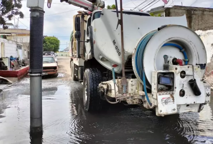 Los camiones siguen trabajando en el Valle de Chalco por las inundaciones