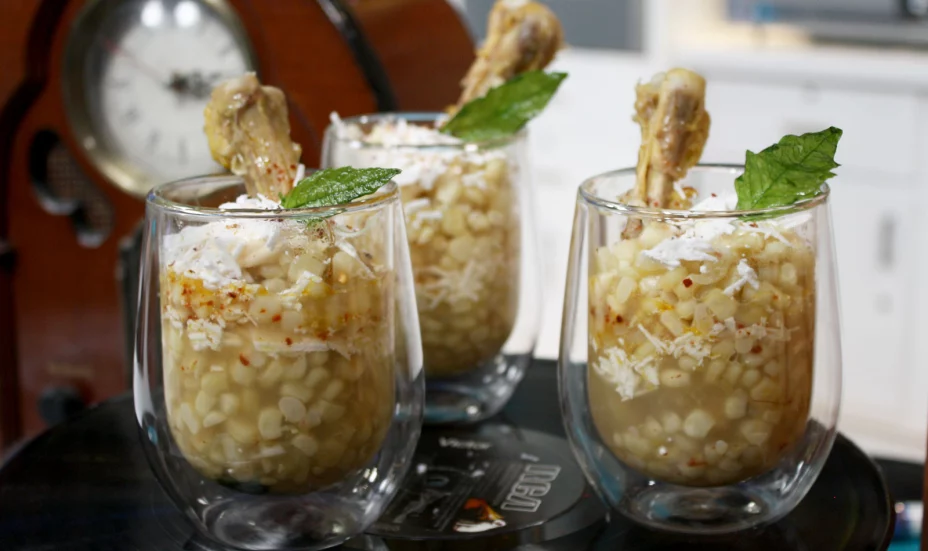 Esquites con patita de pollo