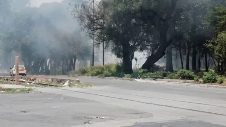 VIDEO: Captan intensa columna de humo por incendio sobre la 15 Norte en Puebla hoy