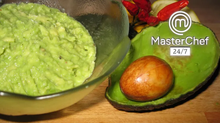 Prepara un cremoso de aguacate PASO a PASO para acompañar tus tacos de camarón.