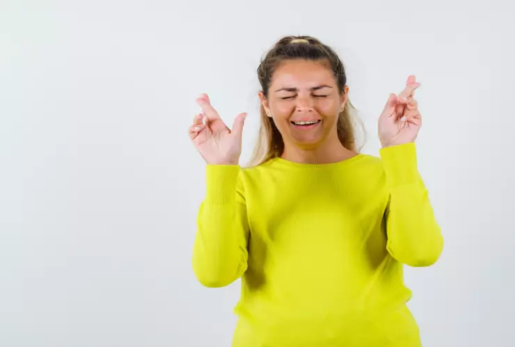 La hoja que debes llevar en tu cartera si quieres atraer dinero y buena fortuna en lo que queda del año