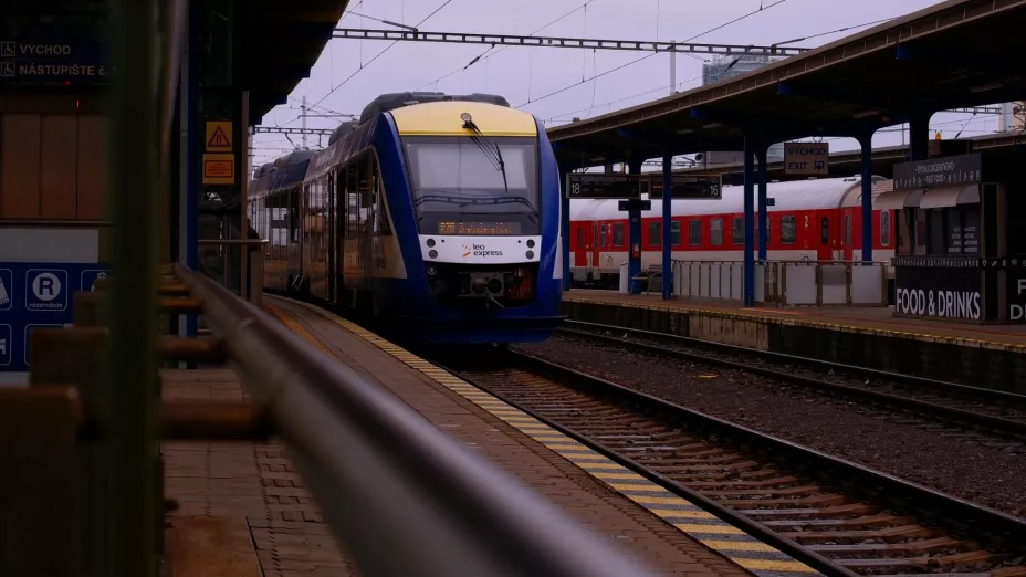 Hombre rocía con gasolina y prende fuego a mujer en un tranvía de Alemania