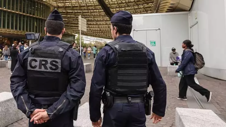 Evacúan aeropuertos en Francia por amenazas de bomba