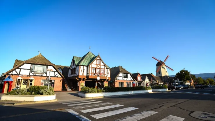 Una calle de Solvang, en la que la fachada de las casas tienen aire danés.