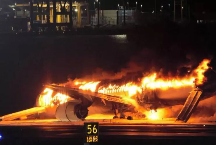 VIDEO: Avión se incendia tras accidente en aeropuerto de Japón; hay 5 muertos