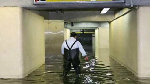 VIDEO: Lluvias inundan el acceso a estación La Raza del Metro CDMX