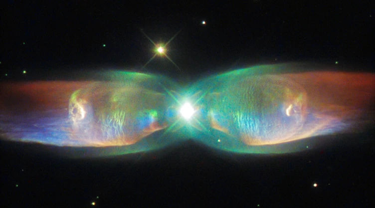 NASA capta mediante el telescopio Hubble una “mariposa cósmica”