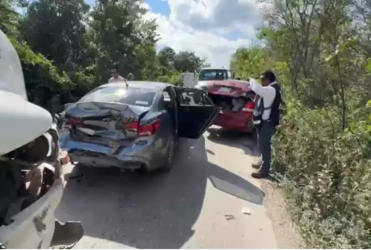 VIDEO: Carambola en la carretera libre Cancún-Valladolid genera tráfico lento