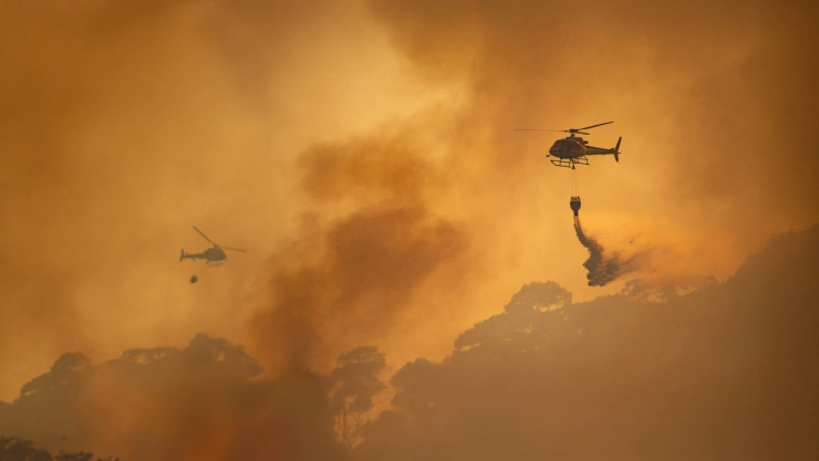 Helicópteros de rescate en medio de los incendios de California