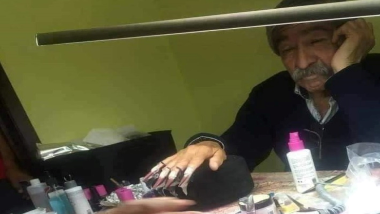 Papá se deja pintar las uñas para que su hija no repruebe curso