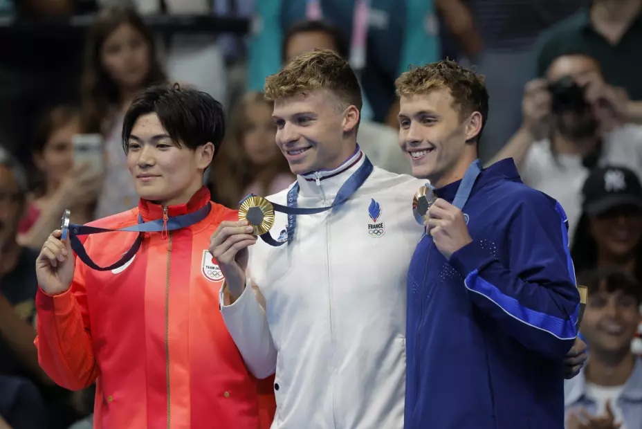 Leon Marchand gana y rompe marca de Michael Phelps