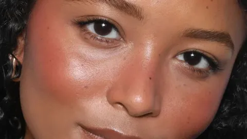 Los colores durazno dan un aspecto bronceado a la piel morena cálida