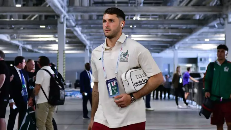 Santiago Giménez con la Selección Mexicana en su llegada al Allegiant Stadium