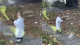 niño sosteniendo una pistola