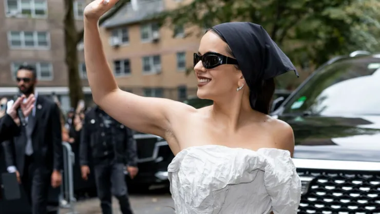 Rosalía se roba las miradas en el FW de Paris por teñirse los vellos de la axila.