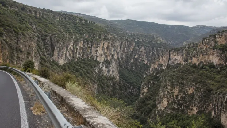 Creyó que la había matado y la 4rr0j0a un barranco en Tonalá; hay un detenido