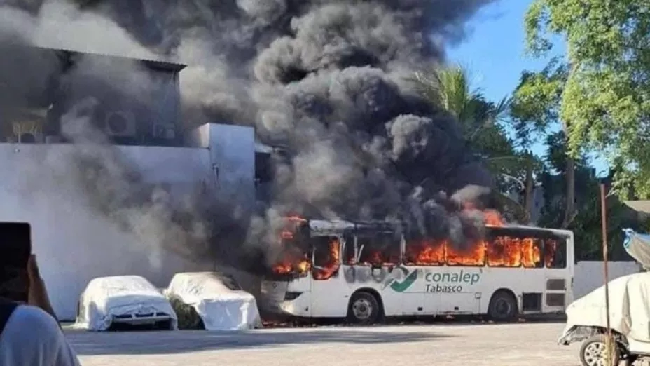 Incendian autobús del Conalep 51 en Villahermos