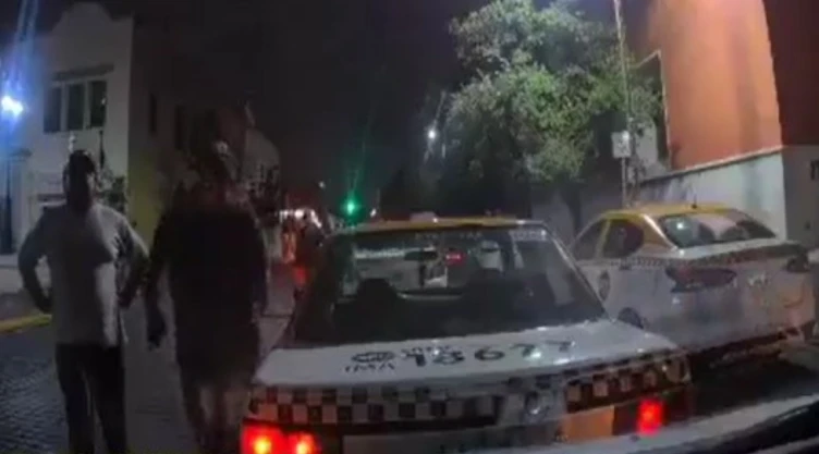 Taxistas golpean brutalmente a conductor de aplicación mientras esperaba viaje en Monterrey, NL. En la imagen se observa cómo algunos taxistas acorralan al chofer de transporte de app para posteriormente agredirlo en el interior de su vehículo.