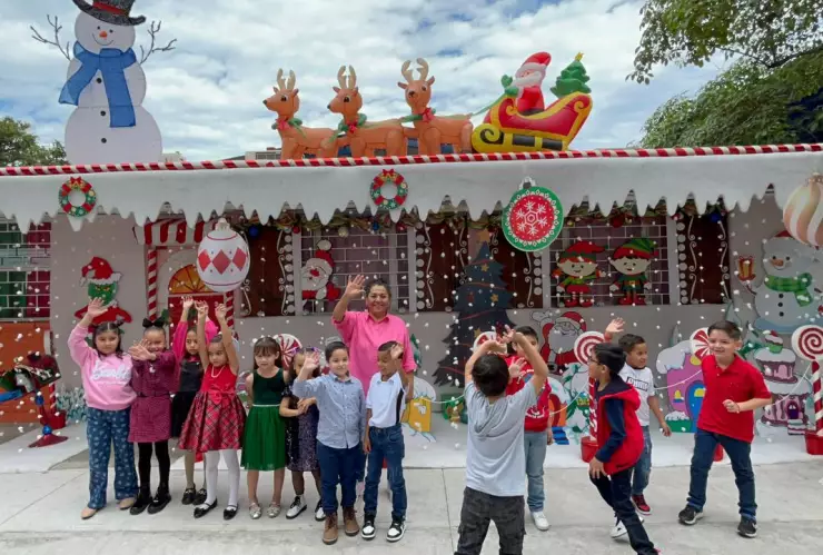 Maestra de primaria Ford 31 Lázaro Cárdenas en Mazatlán decora el salón para Navidad