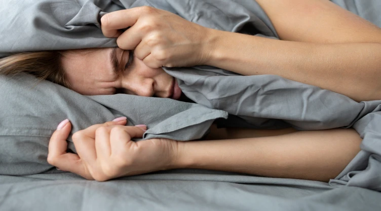 ¿Por qué te cuesta dormir después de los 50? Esto dice la ciencia del sueño