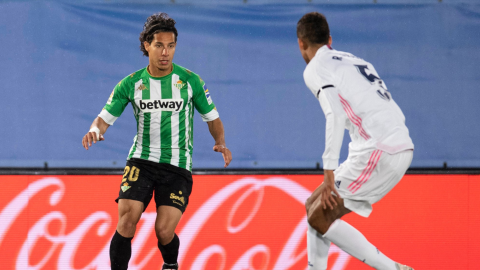 Diego Lainez clava túnel sobre Casemiro