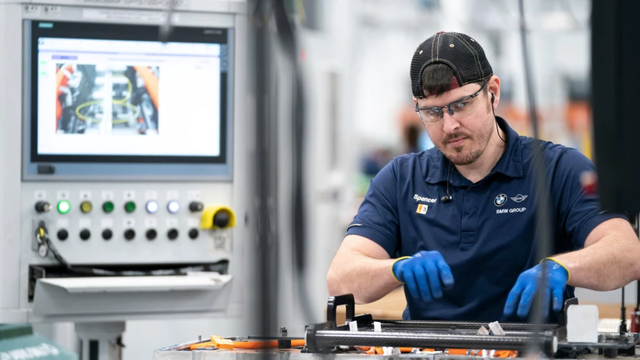 Trabajador en planta de baterías en Greer, Carolina del Sur.