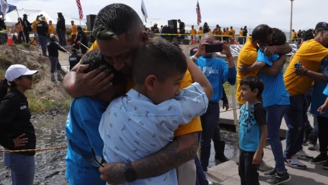 Familiares abrazados tras separarse.