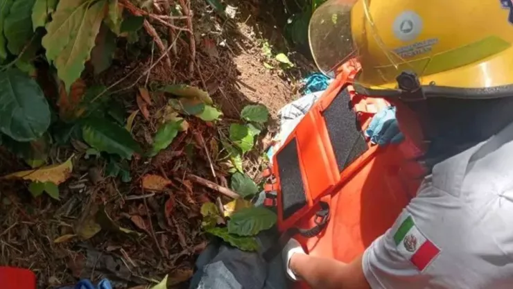 Accidente en Zacatlán deja un muerto; camioneta cayó a barranco hoy 13 de abril de 2025