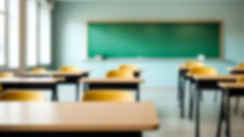 Una imagen borrosa de un salón de clases.